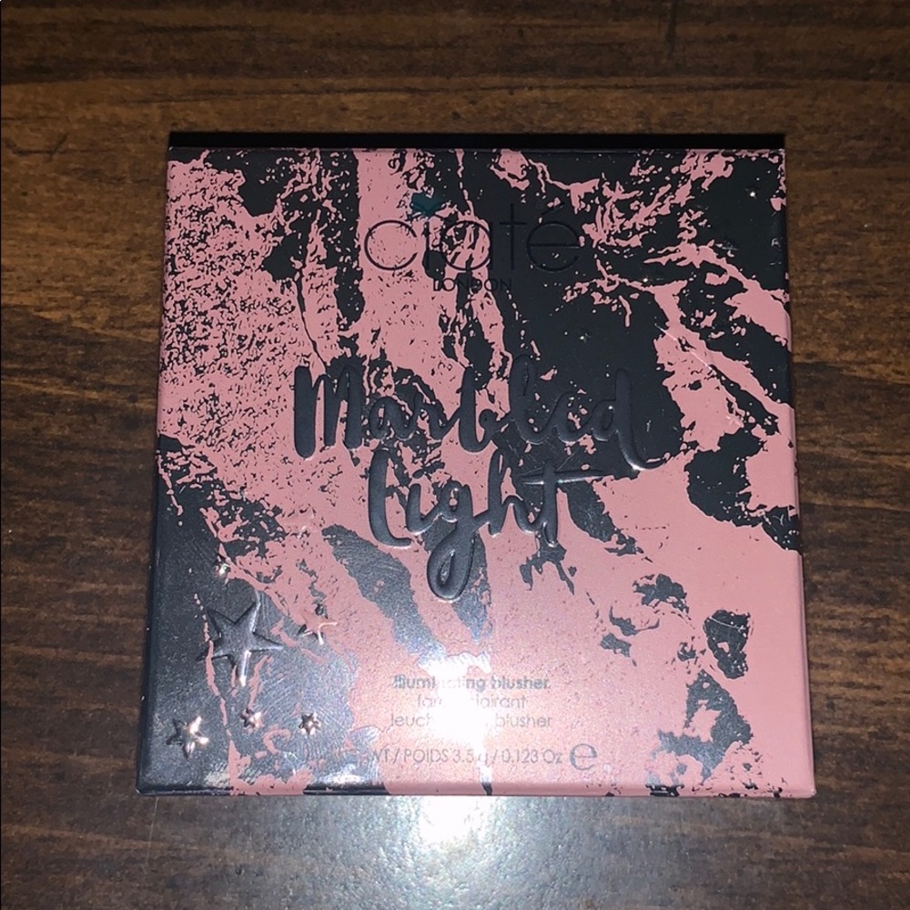 Illuminating blusher